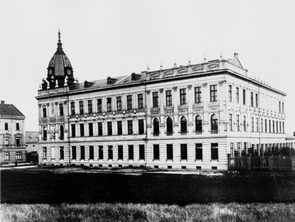 Budova VŠCHT Pardubice